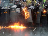indonezija-veliki-prosvjedi-diljem-zemlje-i-sukobi-s-policijom-nakon-najave-povecanja-cijene-goriva-za-cak-30_728_8266_e